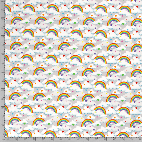 Punto de camiseta de algodón estampado arcoíris y nubes fondo gris