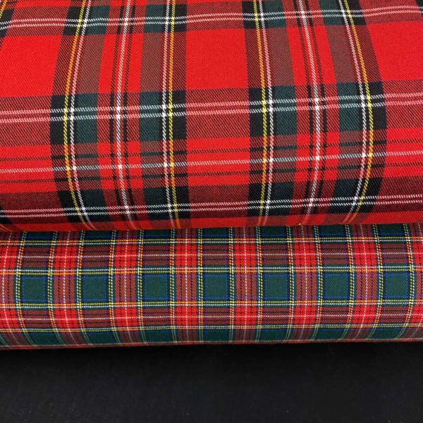 Tela de cuadro escocés muy suave y agradable. De poliéster, viscosa y elastán, con cuadros en color verde y rojo.