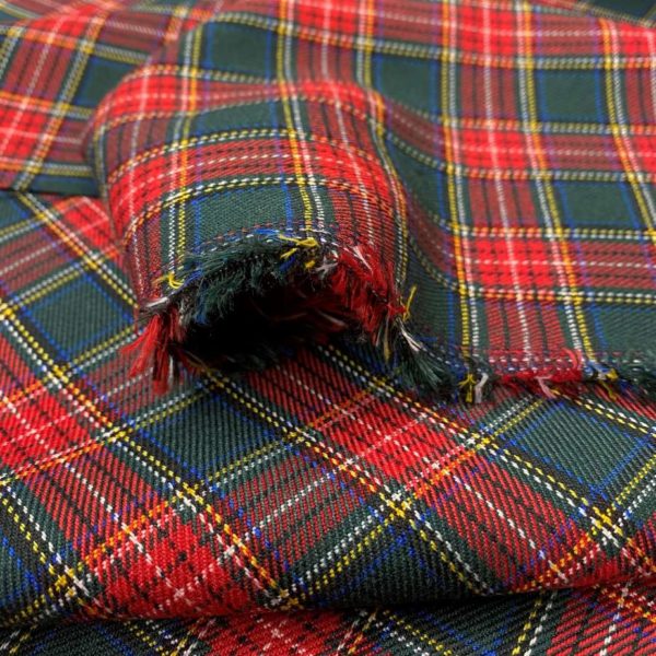 Tela de cuadro escocés muy suave y agradable. De poliéster, viscosa y elastán, con cuadros en color verde y rojo.