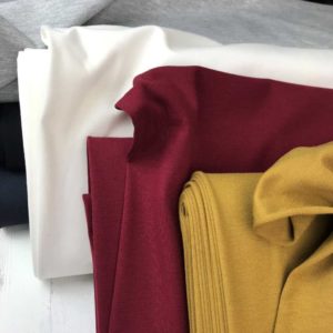 Tela Punto Roma con cuerpo ideal para pantalones cómodos