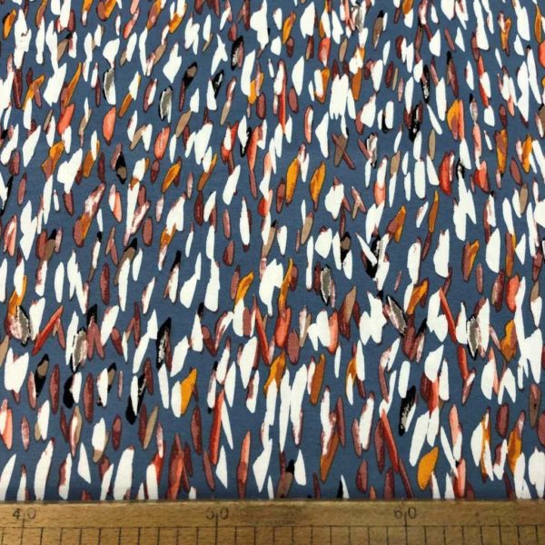 Tejido de viscosa con estampado de pétalos de colores fondo azul