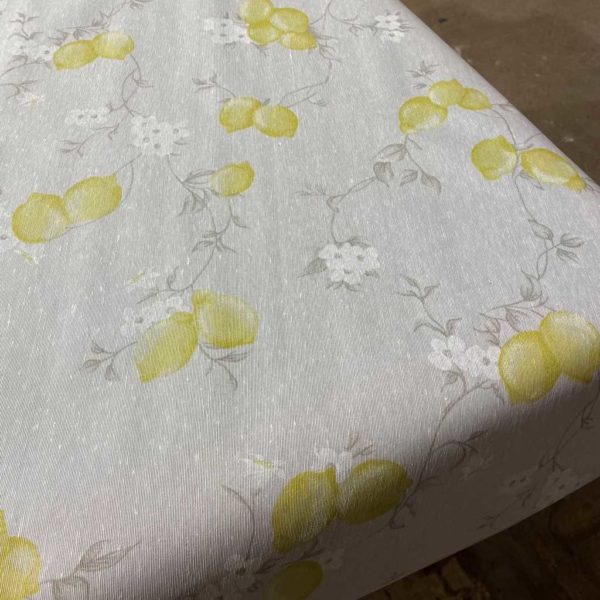 Hule resinado estampado con limones y flores