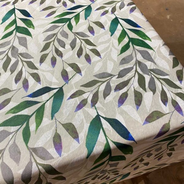 Hule resinado estampado con ramas en tonos verdes y lilas