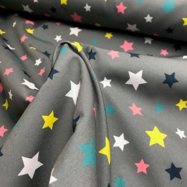 Tela softshell de estrellitas de colores fondo gris y reverso color azul navy