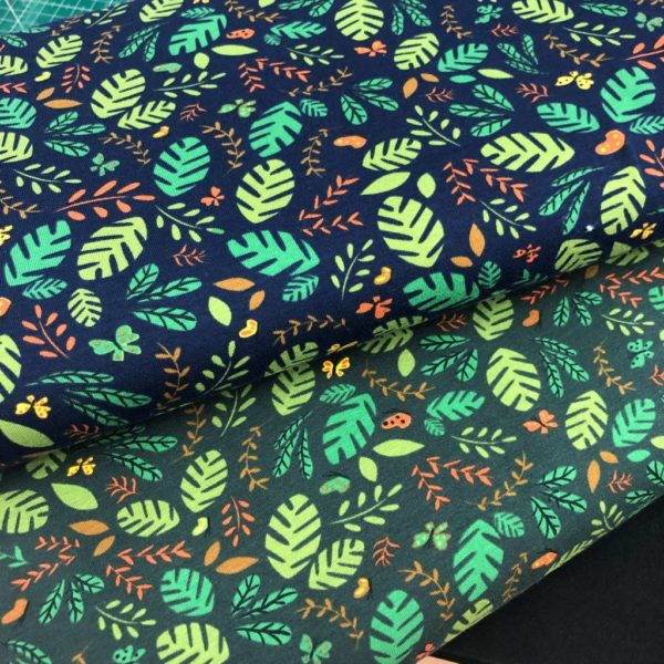 Punto de camiseta de algodón estampada con hojas y mariposas fondo azul y verde