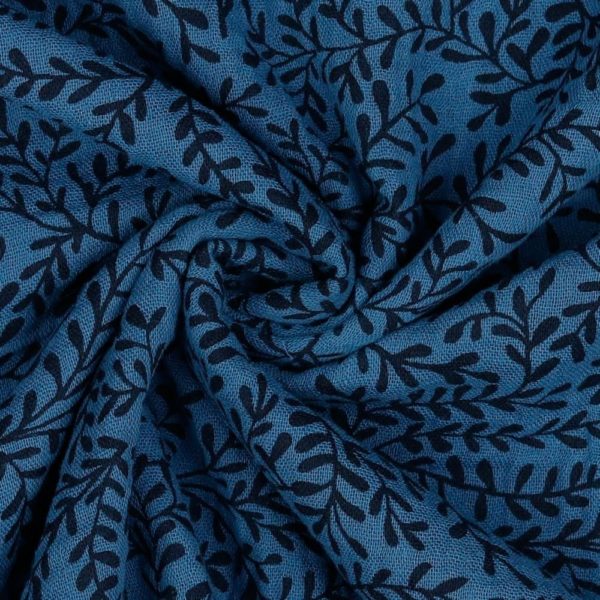 Tela de muselina de algodón GOTS con estampado con ramas en fondo azul