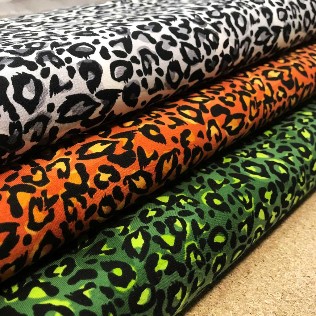 Tela de punto de camiseta de algodón orgánico tipo Jersey estampado animal print leopardo
