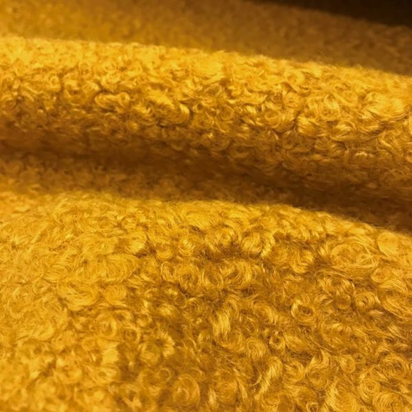 Tela de abrigo de bucle (baguilla) corta ideal para confecciones de invierno en color ocre