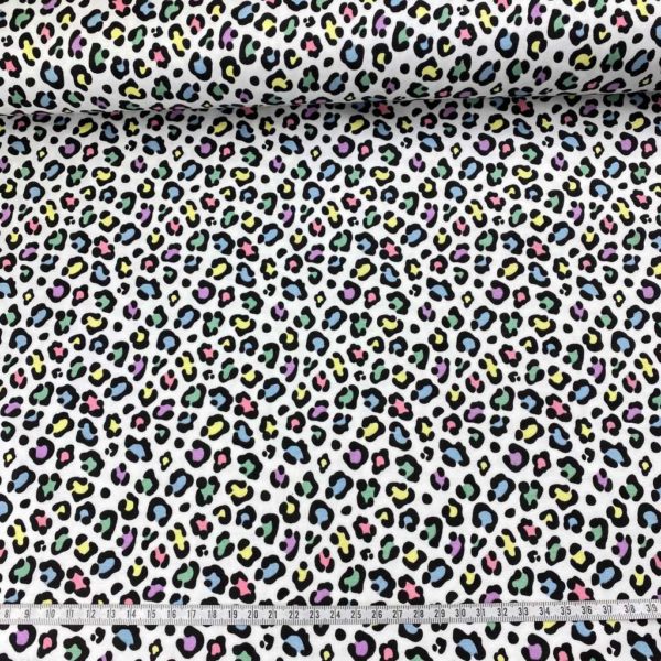 Tela de punto de camiseta de algodón orgánico tipo Jersey estampado animal print de colores fondo blanco