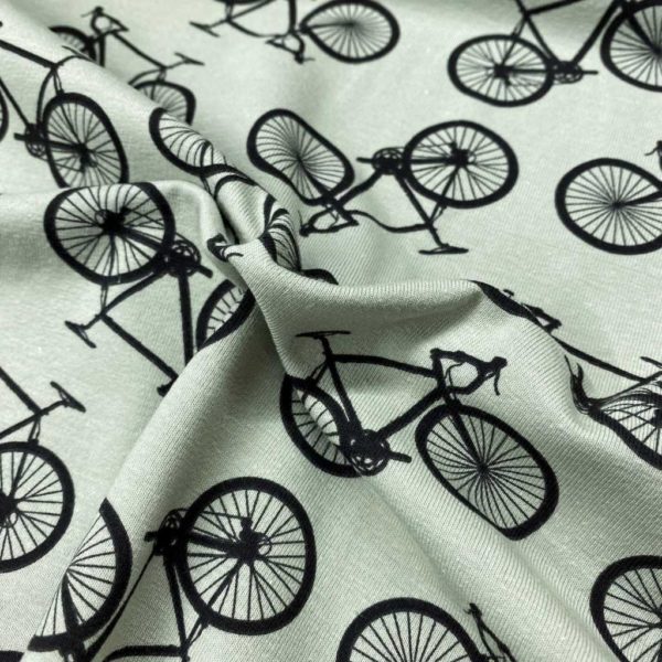 Punto de camiseta estampada tipo Jersey con bicicletas negras fondo gris verdoso