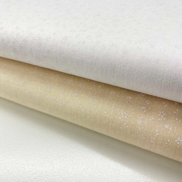 Algodón popelín de algodón 100% para creatividades de patchwork con estampado de florecitas blancas sobre un fondo de color blanco y beige