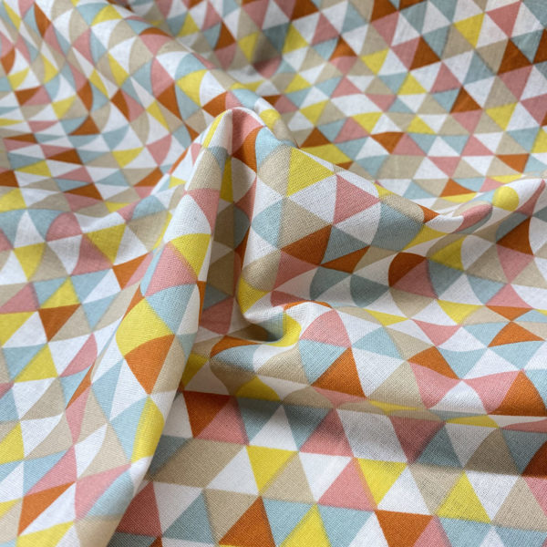 Algodón popelín de algodón 100% para creatividades de patchwork con estampado con estampado con triángulos en tonos rosados