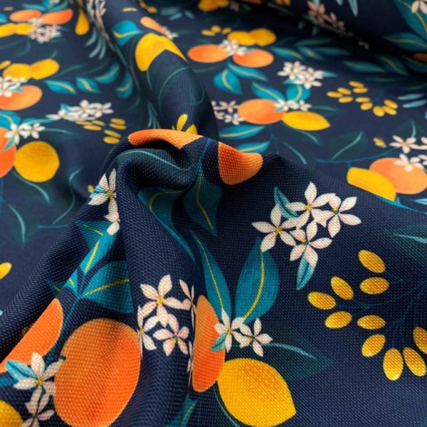 Mantelería antimanchas de poliéster estampado de ramas floreadas con naranjas y liomnes y abejas polinizadoras