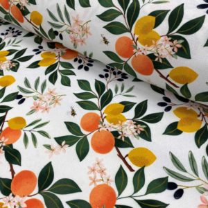 Mantelería antimanchas de poliéster estampado de ramas floreadas con naranjas y liomnes y abejas polinizadoras