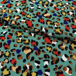 Tela de vestir de viscosa 100% estampado con manchas animal print fondo verde