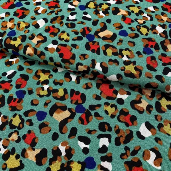 Tela de vestir de viscosa 100% estampado con manchas animal print fondo verde