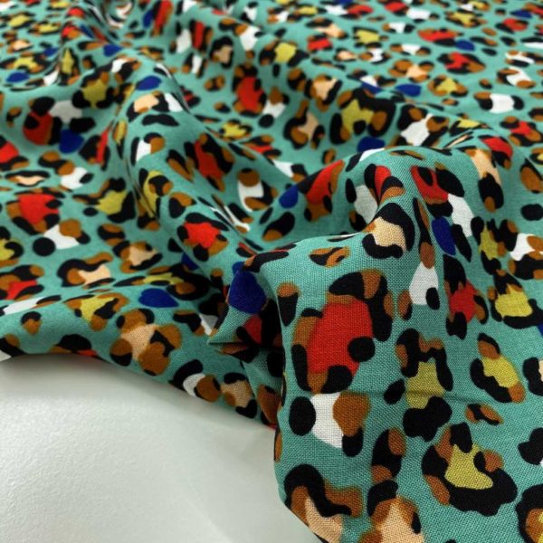 Tela de vestir de viscosa 100% estampado con manchas animal print fondo verde
