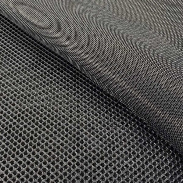 La malla 3D es un tejido transpirables, que no retiene el agua y es de secado rápido. Color gris claro.