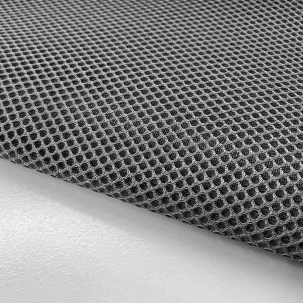 La malla 3D es un tejido transpirables, que no retiene el agua y es de secado rápido. Color gris claro.