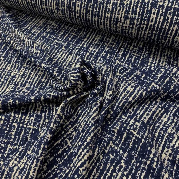 Tejido de viscosa elástica estampada con grabado azul marino fondo crudo