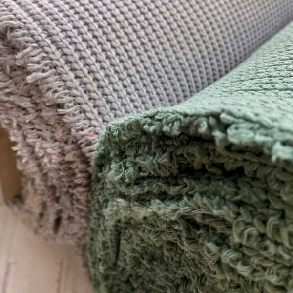 Punto de tricot gris y verde. Suave y agradable.