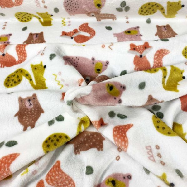 Tela de coralina estampada con animalitos de colores fondo color blanco roto, muy suave y caliente.