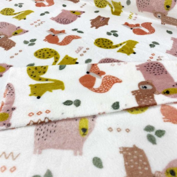 Tela de coralina estampada con animalitos de colores fondo color blanco roto, muy suave y caliente.