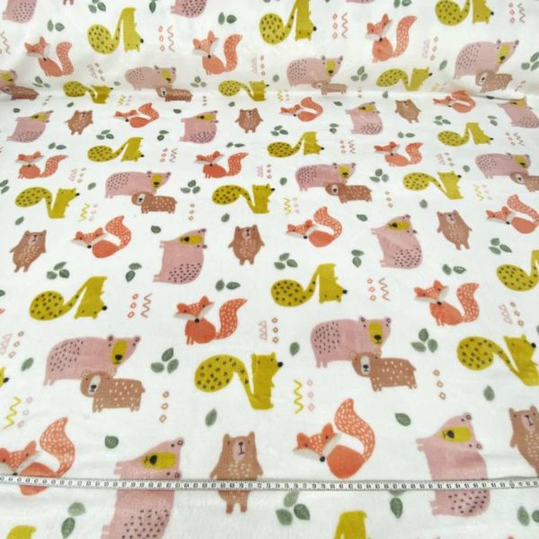 Tela de coralina estampada con animalitos de colores fondo color blanco roto, muy suave y caliente.