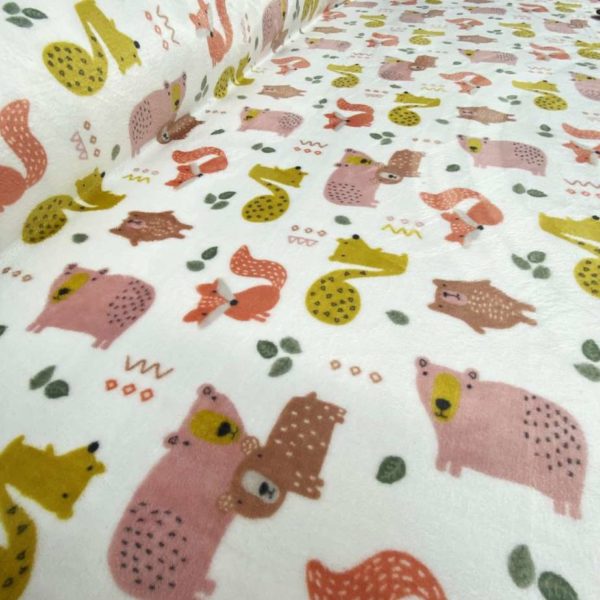 Tela de coralina estampada con animalitos de colores fondo color blanco roto, muy suave y caliente.
