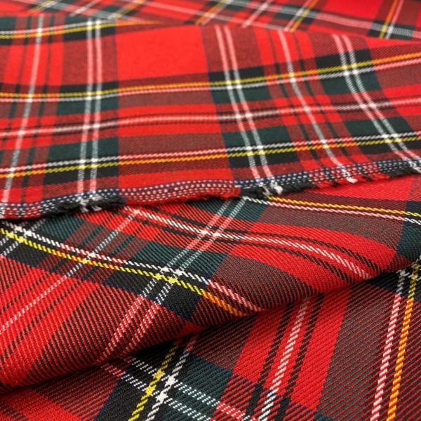 Tela de cuadro escocés muy suave y agradable. De poliéster, viscosa y elastán, con cuadros en color rojo y negro.