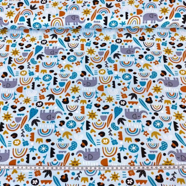 Tela de punto de camiseta de algodón orgánico tipo Jersey estampado con animales de las sabana soles, arcoíris y elefantes fondo azul clarito