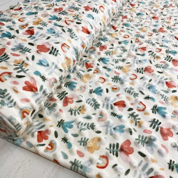 Minky estampado primaveral fondo blanco roto, para confecciones de invierno con moteado en relieve