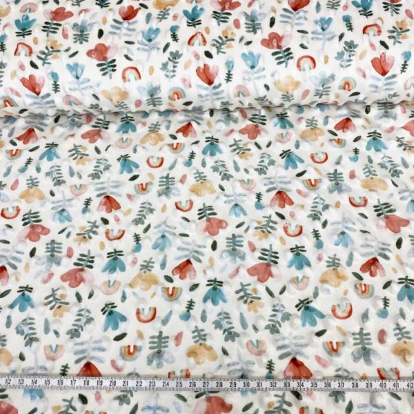 Minky estampado primaveral fondo blanco roto, para confecciones de invierno con moteado en relieve