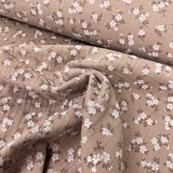 Tela de muselina o tela de doble gasa, algodón 100x100. Tejido con estampado de florecitas blancas fondo marrón beige