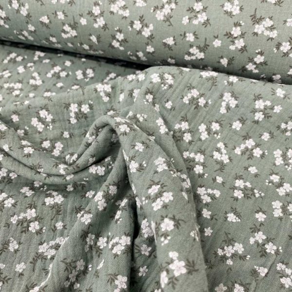 Tela de muselina o tela de doble gasa, algodón 100x100. Tejido con estampado de florecitas blancas fondo verde mint