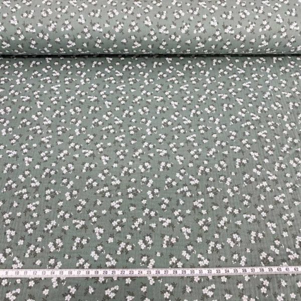 Tela de muselina o tela de doble gasa, algodón 100x100. Tejido con estampado de florecitas blancas fondo verde mint