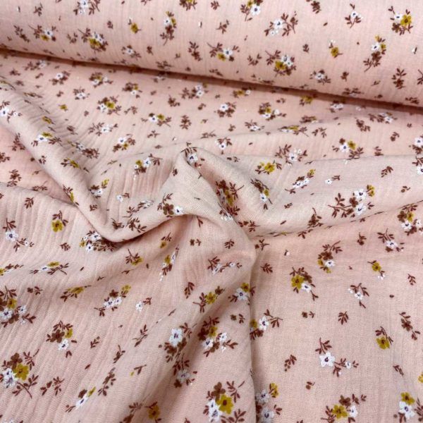 Tela de muselina o tela de doble gasa, algodón 100x100. Tejido con estampado con ramillete de flores fondo rosa