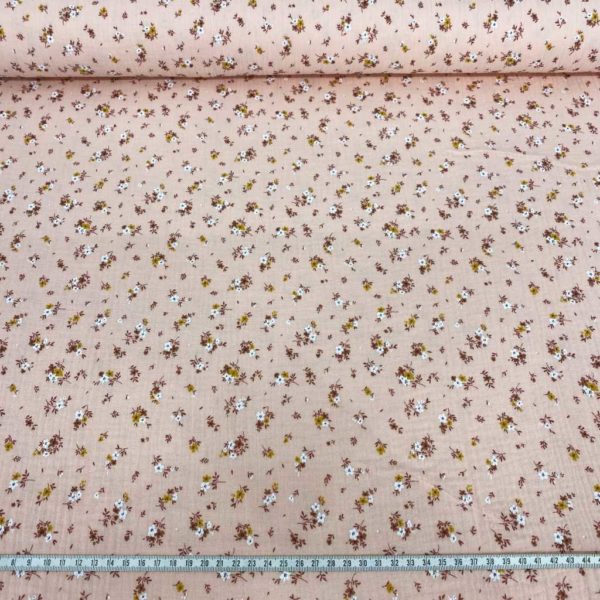 Tela de muselina o tela de doble gasa, algodón 100x100. Tejido con estampado con ramillete de flores fondo rosa