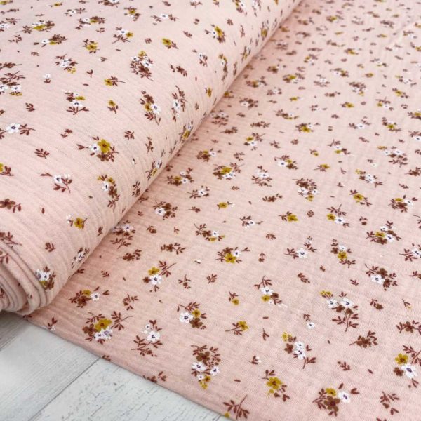 Tela de muselina o tela de doble gasa, algodón 100x100. Tejido con estampado con ramillete de flores fondo rosa