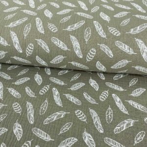 Tela de muselina o tela de doble gasa, algodón 100x100. Tejido con estampado de plumas blancas fondo verde caqui o verde militar