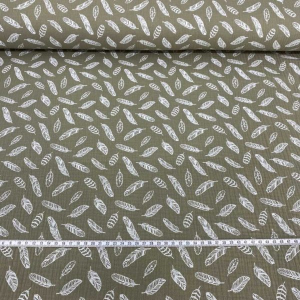 Tela de muselina o tela de doble gasa, algodón 100x100. Tejido con estampado de plumas blancas fondo verde caqui o verde militar