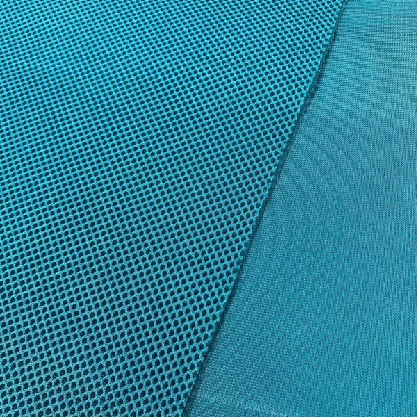 La malla 3D es un tejido transpirables, que no retiene el agua y es de secado rápido. Color azul.