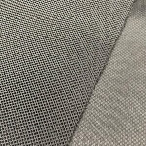 La malla 3D es un tejido transpirables, que no retiene el agua y es de secado rápido. Color gris claro.