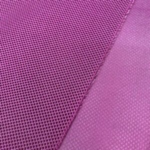 La malla 3D es un tejido transpirables, que no retiene el agua y es de secado rápido. Color morado o lila.