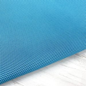 La malla 3D es un tejido transpirables, que no retiene el agua y es de secado rápido. Color azul.