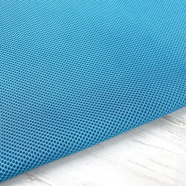 La malla 3D es un tejido transpirables, que no retiene el agua y es de secado rápido. Color azul.
