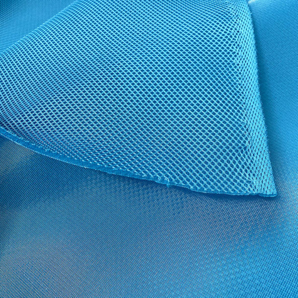 La malla 3D es un tejido transpirables, que no retiene el agua y es de secado rápido. Color azul.