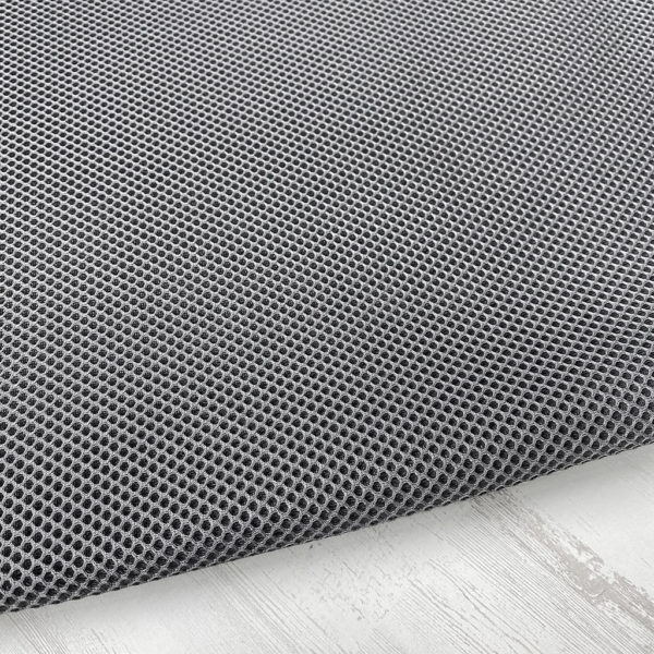 La malla 3D es un tejido transpirables, que no retiene el agua y es de secado rápido. Color gris.