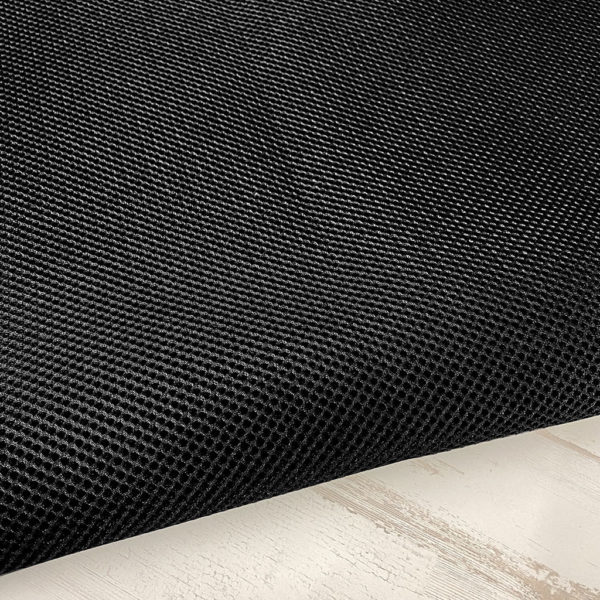 La malla 3D es un tejido transpirables, que no retiene el agua y es de secado rápido. Color negro.
