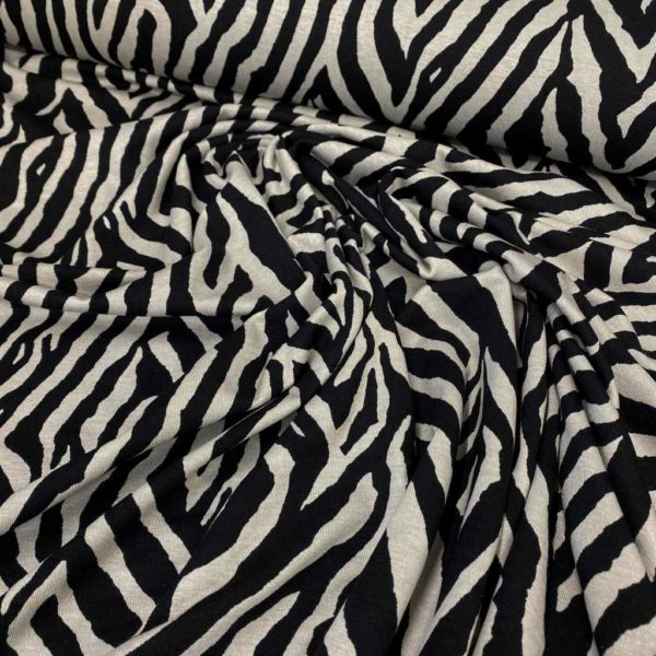 Tela de punto de viscosa elástica estampada animal print zebra en color gris y negro.